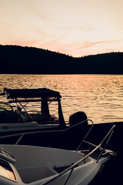 Ładny widok z łodzi w pozostawiając zachód słońca — Zdjęcie stockowe