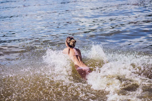 Mladá dívka na dovolené. dívka se skokem do moře. plavání a potápění — Stock fotografie