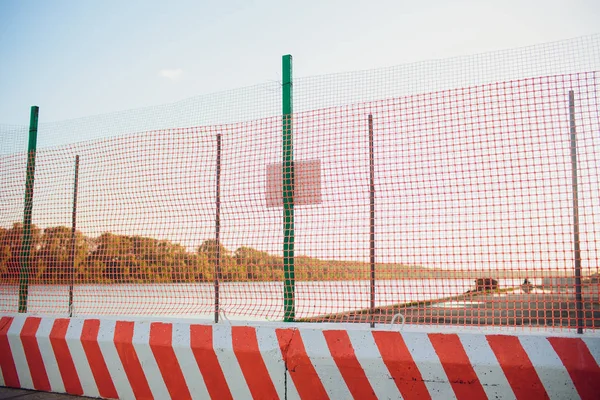 赤と白の色の通りバリア空道閉鎖道路 — ストック写真