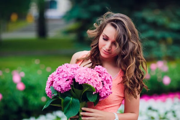 Blogger meisje houdt van bos bloemen op de bloemenmarkt. Blogging concept. — Stockfoto