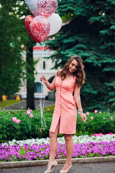 Piękna dziewczyna szczęśliwy gospodarstwa balony — Zdjęcie stockowe