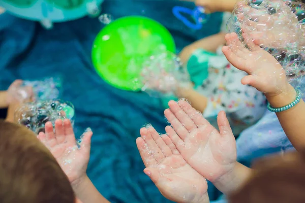 Burbujas de jabón en vacaciones infantiles —  Fotos de Stock