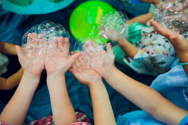 Мыльные пузыри в детском празднике — стоковое фото