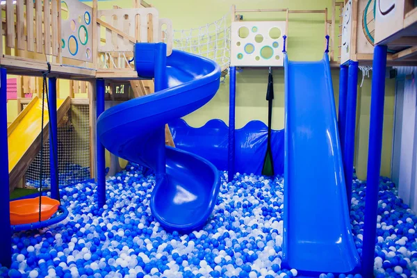 Kék golyó a játszótér a gyerekek játszani park — Stock Fotó