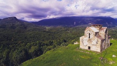 eski grafik Hava bozuyor. Abhazya. eski ev.