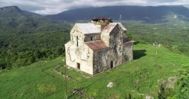 eski grafik Hava bozuyor. Abhazya. eski ev.