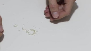 Uzun parmak çivi ve pis. Bir tırnak makası ile kesmek için zaman. Beyaz arka plan üzerinde izole.