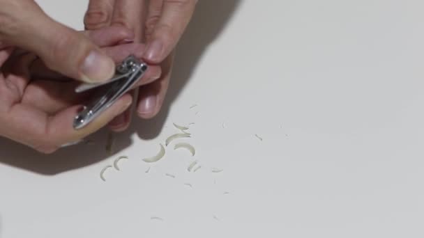 Ongles longs et sales. Il est temps de couper avec une tondeuse à ongles. Isolé sur fond blanc . — Video