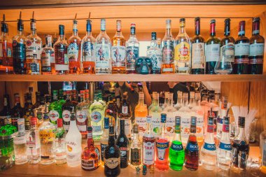 Ufa, Rusya Federasyonu, sevgilim Bar, 20 Kasım, 2018: çeşitli alkol tüm logoları bir barda, arka ışık şişe.
