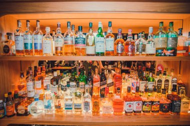 Ufa, Rusya Federasyonu, sevgilim Bar, 20 Kasım, 2018: çeşitli alkol tüm logoları bir barda, arka ışık şişe.