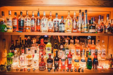 Ufa, Rusya Federasyonu, sevgilim Bar, 20 Kasım, 2018: çeşitli alkol tüm logoları bir barda, arka ışık şişe.