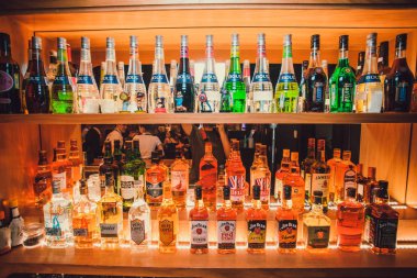 Ufa, Rusya Federasyonu, sevgilim Bar, 20 Kasım, 2018: çeşitli alkol tüm logoları bir barda, arka ışık şişe.