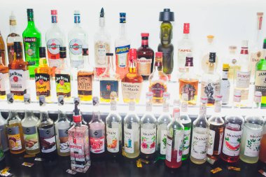 Ufa, Rusya Federasyonu, sevgilim Bar, 20 Kasım, 2018: çeşitli alkol tüm logoları bir barda, arka ışık şişe.