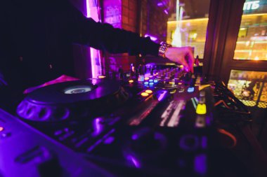 DJ uzaktan kumandanın eller. gece kulübü. DJ denetleme ve kokteyller müzik uzaktan taşıma.