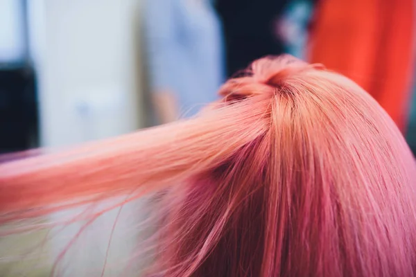 Красный цвет волос в салоне красоты . — стоковое фото