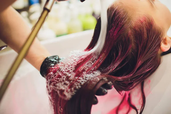 Esteticista morrendo cabelo de mulher. Menina no salão de beleza . — Fotografia de Stock