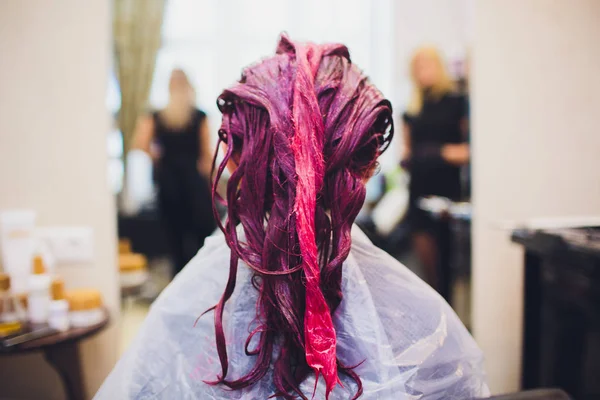 Pintura vermelha de cabelo em um salão de beleza . — Fotografia de Stock