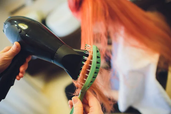 Pintura vermelha de cabelo em um salão de beleza . — Fotografia de Stock