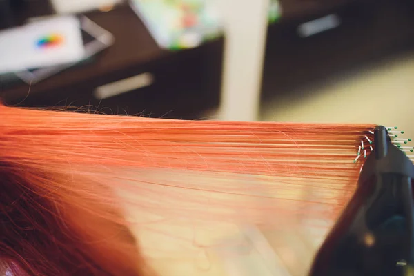 Pintura roja de pelo en un salón de belleza . —  Fotos de Stock