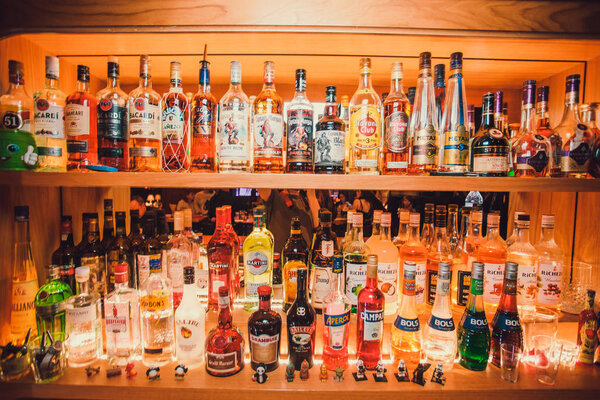 Уфа, Россия, Darling Bar, 20 ноября 2018 года: Разнообразные бутылки алкоголя в баре, задний свет, все логотипы
.