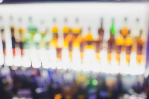 Bar außer Fokus, Regal mit alkoholischen Flaschen. — Stockfoto