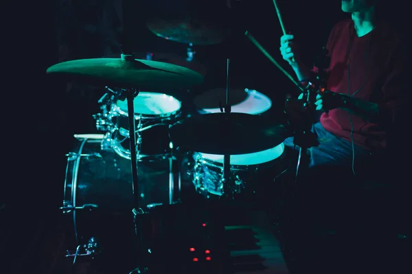 Moderne drumset geschoten in rokerige donkere studio. — Stockfoto