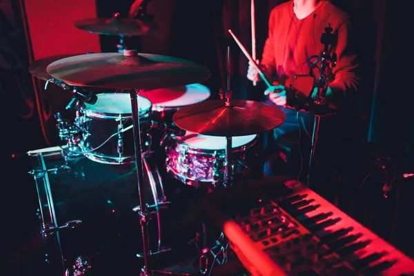 Modernes Schlagzeug im verrauchten dunklen Studio. — Stockfoto