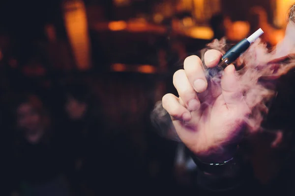 Bir ısı-değil-yanık tütün ürün teknolojisi. Bir el yasaktır modülü yasaktır önce holding adam.