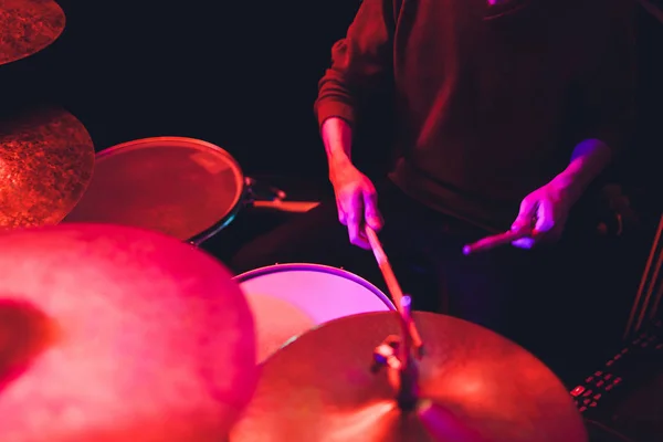 Menselijke handen spelen de trommel met de drumstick. — Stockfoto
