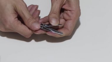 Uzun parmak çivi ve pis. Bir tırnak makası ile kesmek için zaman. Beyaz arka plan üzerinde izole.