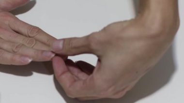 Uzun parmak çivi ve pis. Bir tırnak makası ile kesmek için zaman. Beyaz arka plan üzerinde izole.