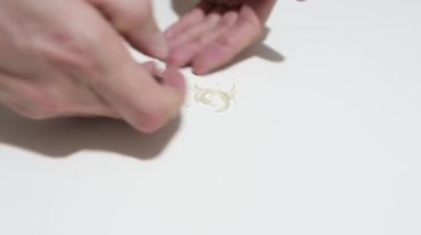 Uzun parmak çivi ve pis. Bir tırnak makası ile kesmek için zaman. Beyaz arka plan üzerinde izole.