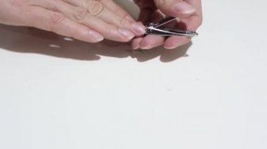Uzun parmak çivi ve pis. Bir tırnak makası ile kesmek için zaman. Beyaz arka plan üzerinde izole.