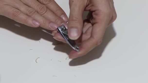 Långfinger naglar och smutsiga. Det är dags att skära med en nagelklippare. Isolerad på vit bakgrund. — Stockvideo