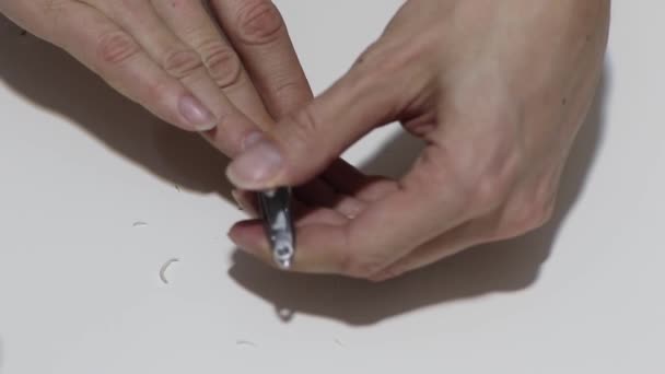 長い指の爪、汚い。爪切りでカットする時に。白い背景に分離. — ストック動画