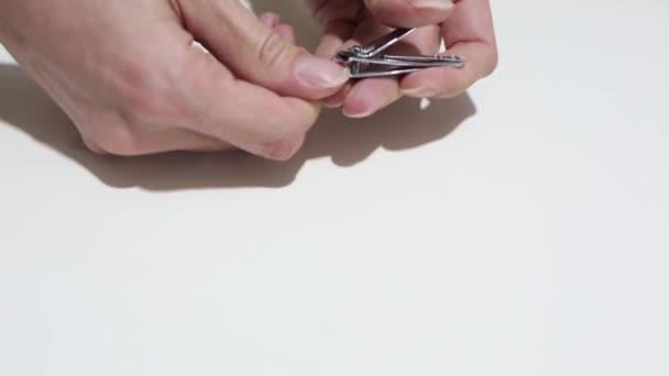 Uzun parmak çivi ve pis. Bir tırnak makası ile kesmek için zaman. Beyaz arka plan üzerinde izole. — Stok video