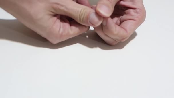 Довгі пальці нігті і брудні. Час різати за допомогою затискача для нігтів. Ізольовані на білому тлі . — стокове відео