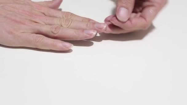長い指の爪、汚い。爪切りでカットする時に。白い背景に分離. — ストック動画