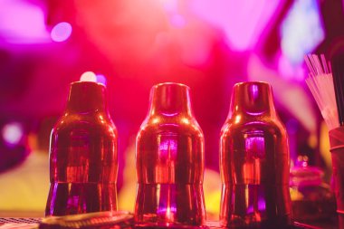 bir gece kulübünde shaker ve bar stok.