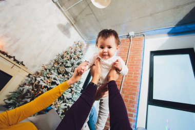 Onun bebek çocuk elinde tutan anne. Yakın çekim.