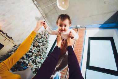 Onun bebek çocuk elinde tutan anne. Yakın çekim.