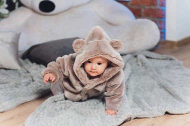 Kat ayılar ile bir takım küçük şirin bebek.