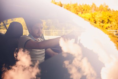 Kendi arabasında gülümseyen portre yakışıklı delikanlı