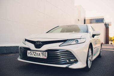 Ufa, Rusya Federasyonu - 11 Ağustos 2018: yeni beyaz Toyota camry 2018 Park