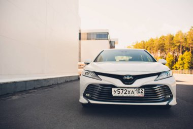 Ufa, Rusya Federasyonu - 11 Ağustos 2018: yeni beyaz Toyota camry 2018 Park