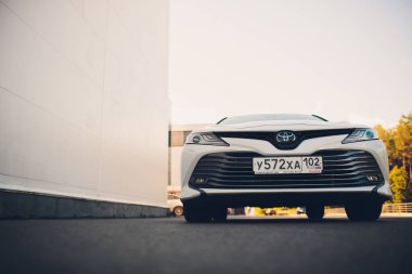 Ufa, Rusya Federasyonu - 11 Ağustos 2018: yeni beyaz Toyota camry 2018 Park