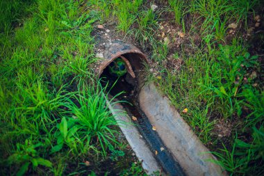 topu kanalizasyon boru, kanal sıkıştı. Cadılar Bayramı, korku filmi gibi