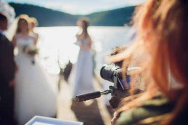 Film yapımı. Yüksek tanım Modern Video kamera çekim bazı Video.Photographer Park erkeklerle. Çalışma modelleri.