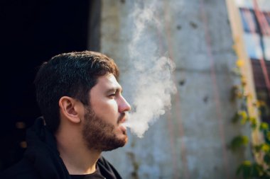 iyi giyimli adam sokakta Elektronik Sigara İçilmeyen