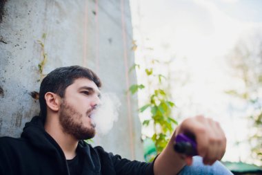 iyi giyimli adam sokakta Elektronik Sigara İçilmeyen